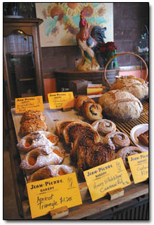 The bright colors and enticing aromas in the entrance to the Jean-Pierre bakery generate a ravenous appetite.