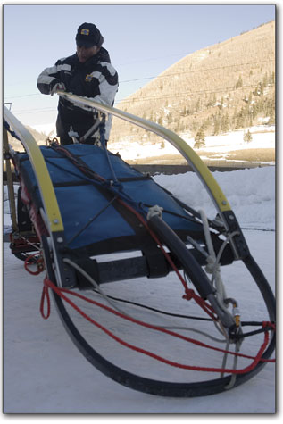 A musher gets his sled prepped Sunday morning before the race
got under way in Silverton.
