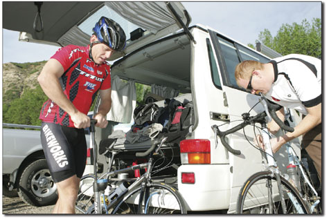 John Shumaker, left, and Chris Stewart, of Phoenix, make a few,
last-minute adjustments to their bikes before heading to the start
line.