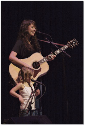 Sarah Lee Guthrie gets some vocal back-up from her daughter,
Olivia Nora.
