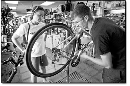 Rich Parker helps Lori Meszaros figure out what that crunchy
sound is coming from her rear hub at Hasslefree on Monday.
