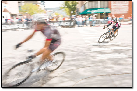 In what was arguably the most photographed turn on the course,
at 10th Street and Main, a racer focuses while making a charge for
the finish line in the final turn of the Mens 35-39 Class race.