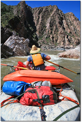 Navigating the infamous Quartzite Rapid. Formerly an extremely
dangerous drop, Quartzite was ambushed with explosives years ago by
disgruntled raft guides.