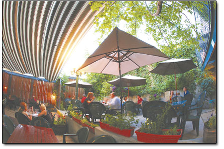 Folks get their eat and drink on at Carvers outdoor urban
oasis.